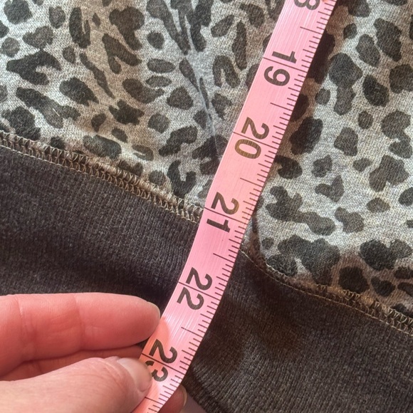 Old Navy Leopard Print Crewneck Sweatshirt – Women’s 2X - Picture 8 of 11